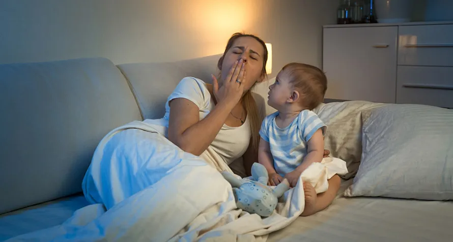 اتاق خواب تاریک و آرام نوزاد با یک دستگاه صدای سفید برای کمک به خواب عمیق.