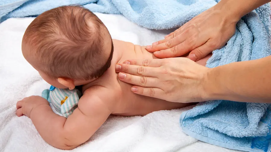 والدینی که در حال مشورت با پزشک متخصص اطفال در مورد اختلال خواب کودک خود هستند.