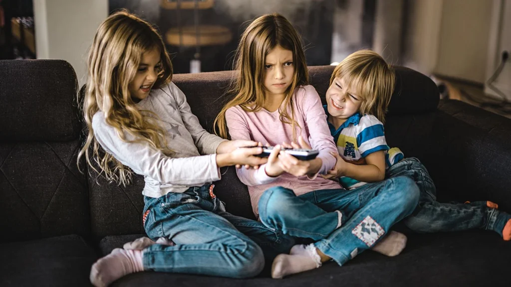 مدیریت حس مالکیت و تقسیم منابع برای کاهش دعواهای خواهر و برادر