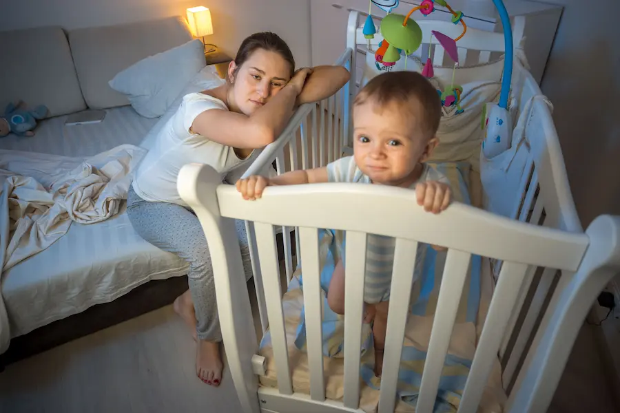 نوزاد تازه متولد شده که با آرامش در تخت خود خوابیده است.